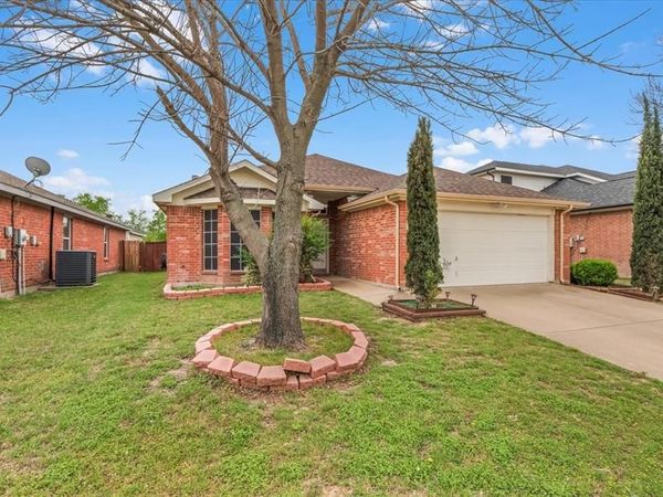 427 Cranbrook Lane, Grand Prairie, TX 75052