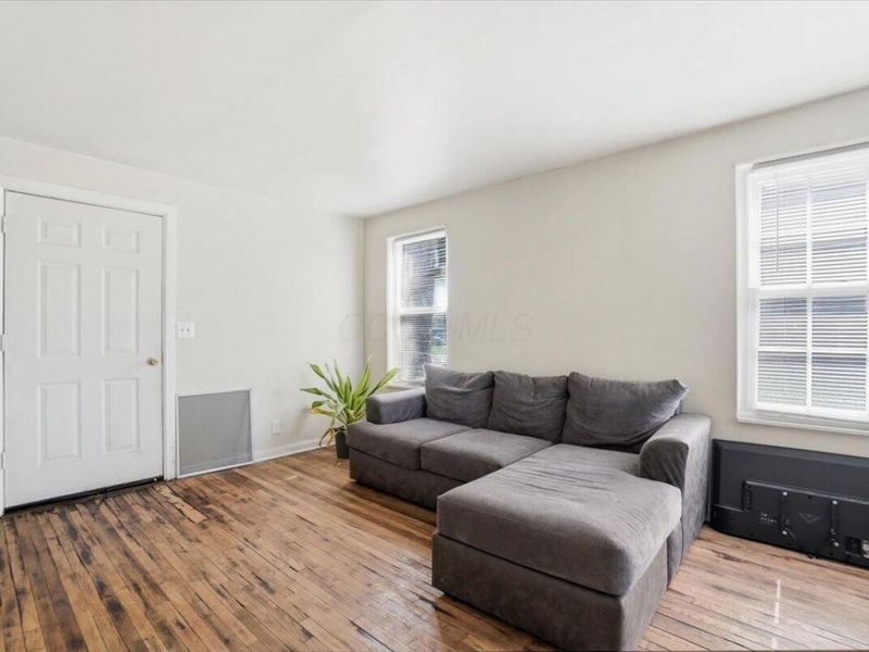 1037-1039 S James Road, Columbus, OH 43227 Photo 2