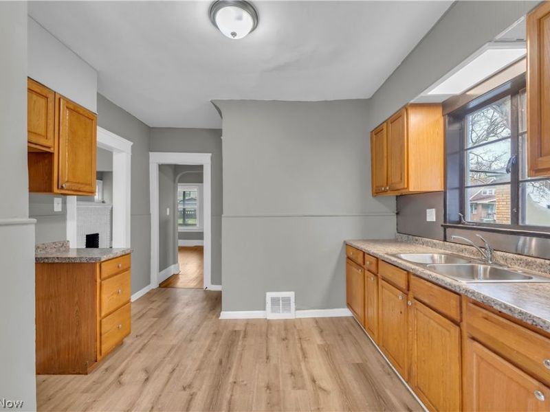 13409 S Parkway Drive, Garfield Heights, OH 44105 Photo 12