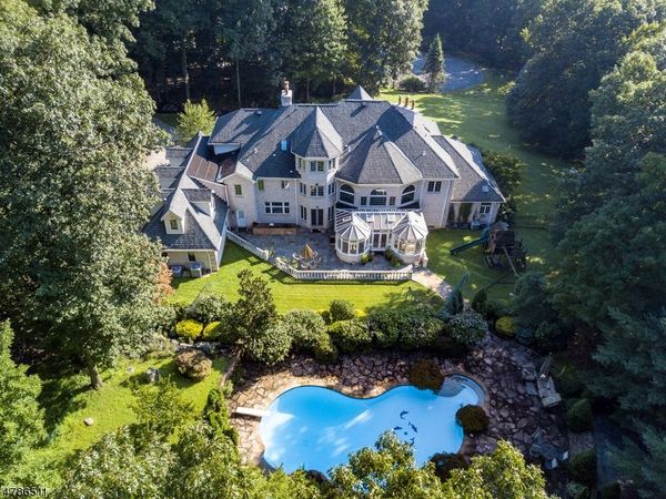 5 Queens Ct, Mendham, NJ 07960