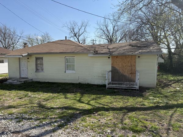 205 E Meadow Avenue, Crane, MO 65633