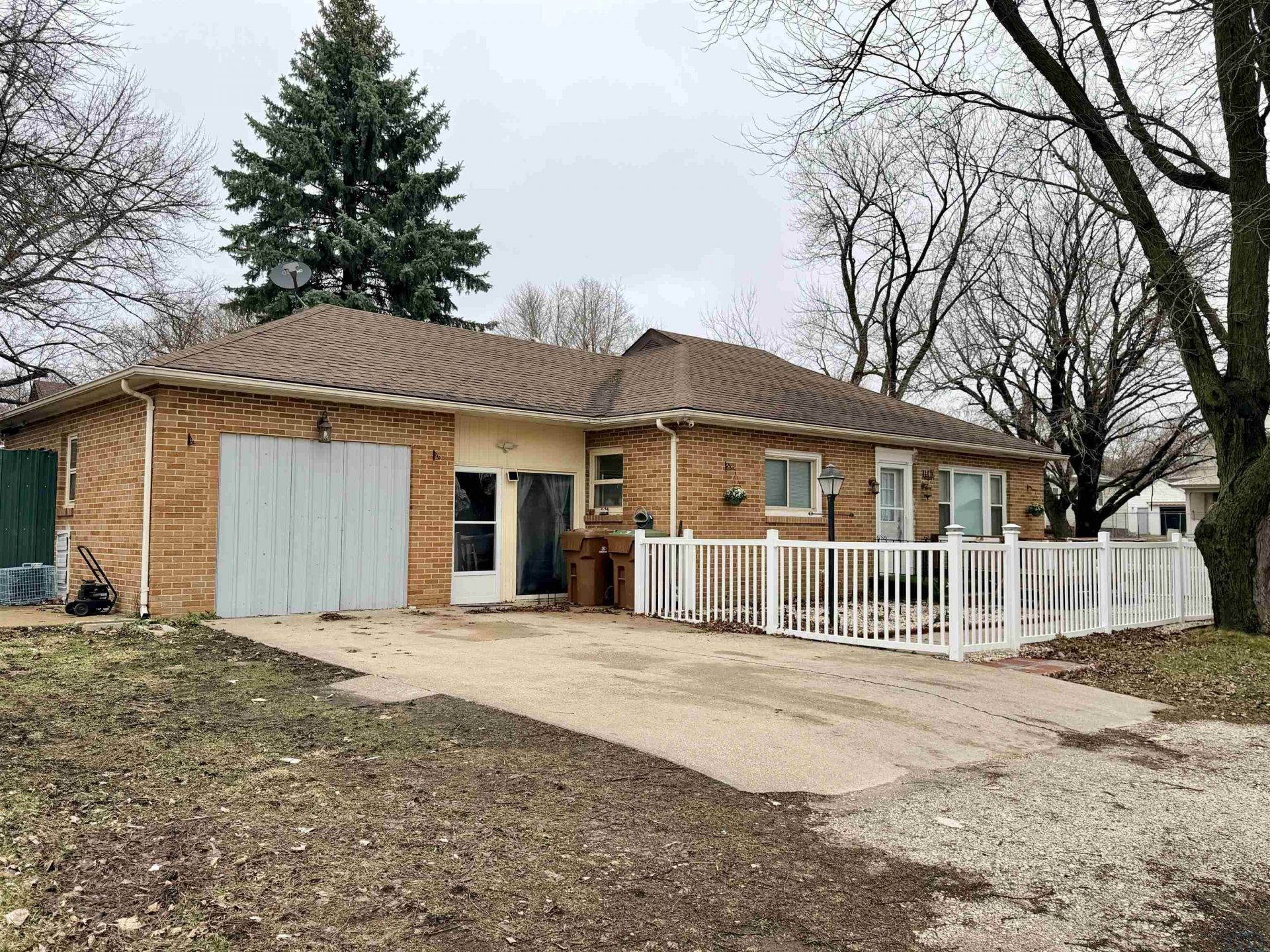 410 W 4th St, Newell, IA 50568 Main Photo