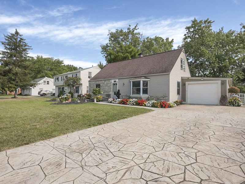 348 Darbyhurst Road, Columbus, OH 43228 Photo 2