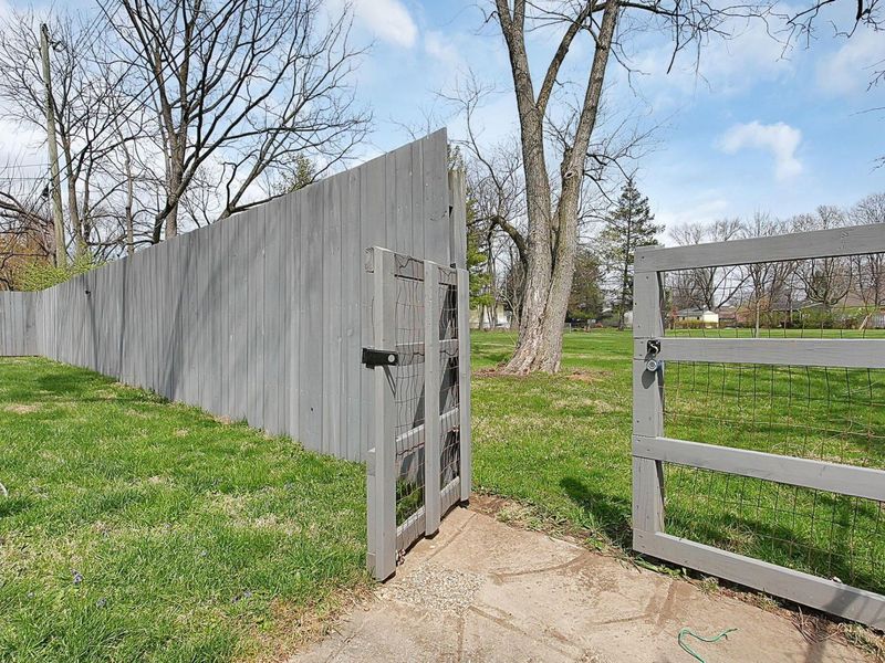 348 Darbyhurst Road, Columbus, OH 43228 Photo 31