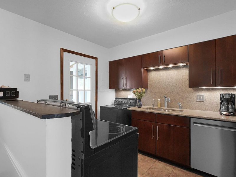 348 Darbyhurst Road, Columbus, OH 43228 Photo 6