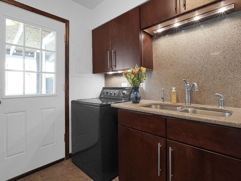 348 Darbyhurst Road, Columbus, OH 43228 Photo 7