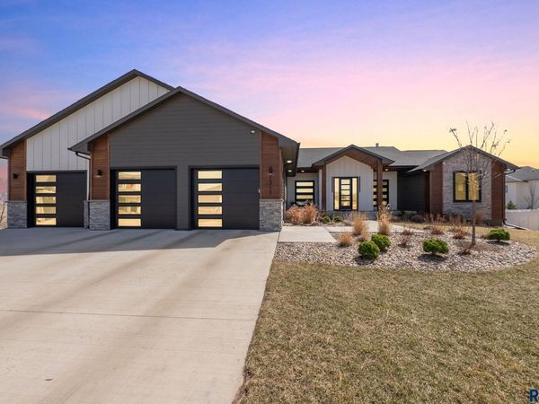 7317 E Gray Eagle Cir, Sioux Falls, SD 57110