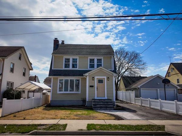 50 E Saint Marks Place , Valley Stream, NY 11580