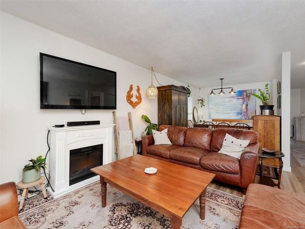 867 McKenzie Ave , Saanich, BC V8X 3G4