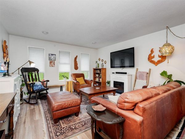 867 McKenzie Ave , Saanich, BC V8X 3G4