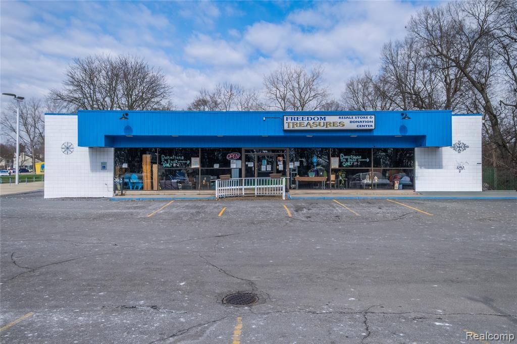 7570 Cooley Lake Road, Waterford Township, MI 48327 Main Photo