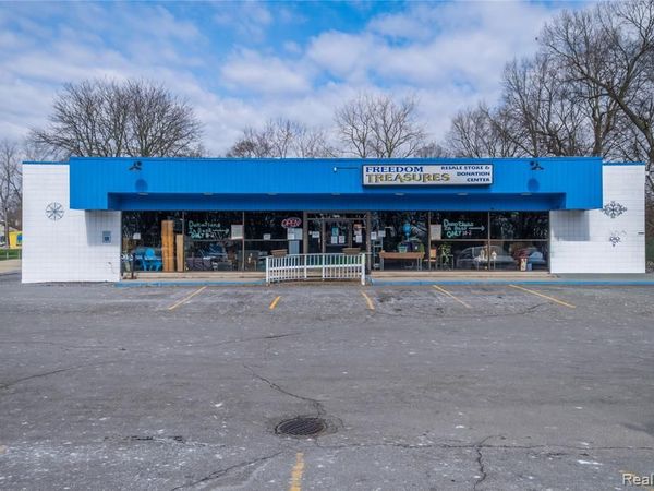 7570 Cooley Lake Road, Waterford Twp, MI 48327