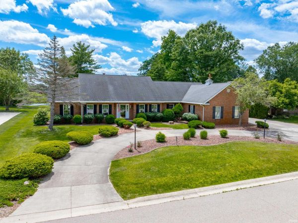 2817 E Prestwick Road, Winona Lake, IN 46590