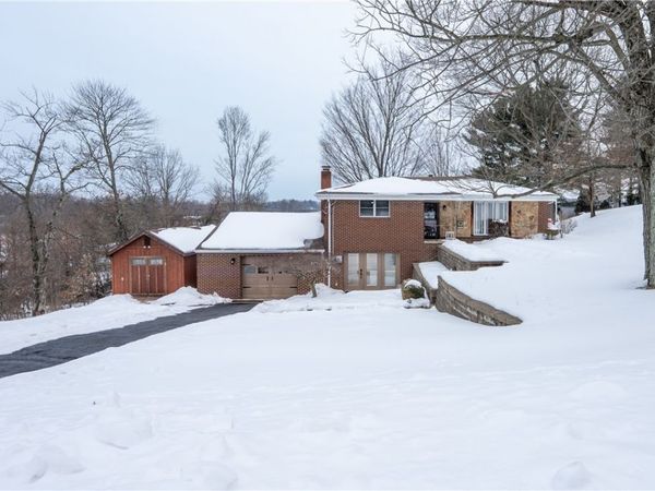 318 Wheatridge Dr, Jeannette, PA 15644