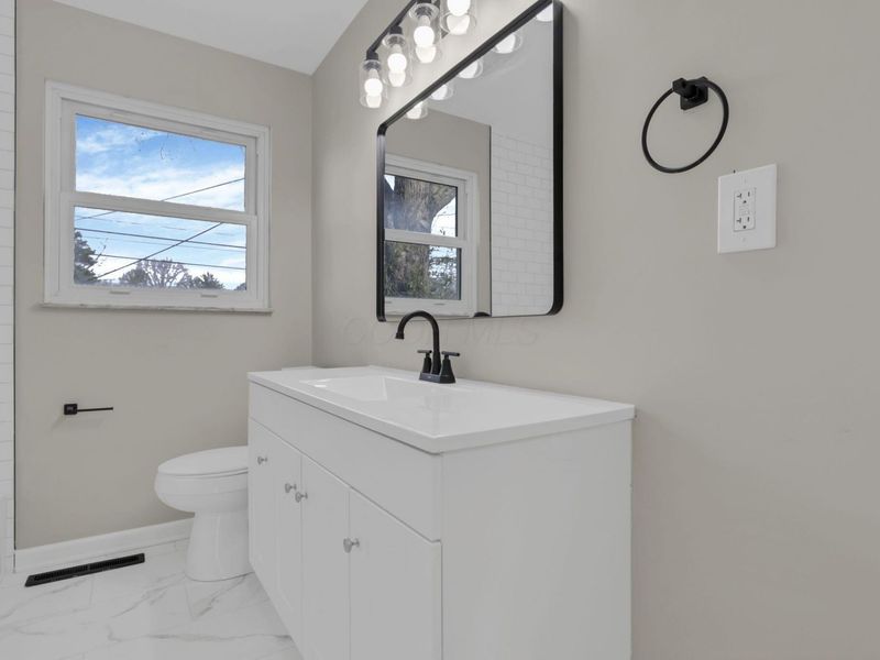 389 Deerfield Road, Columbus, OH 43228 Photo 12