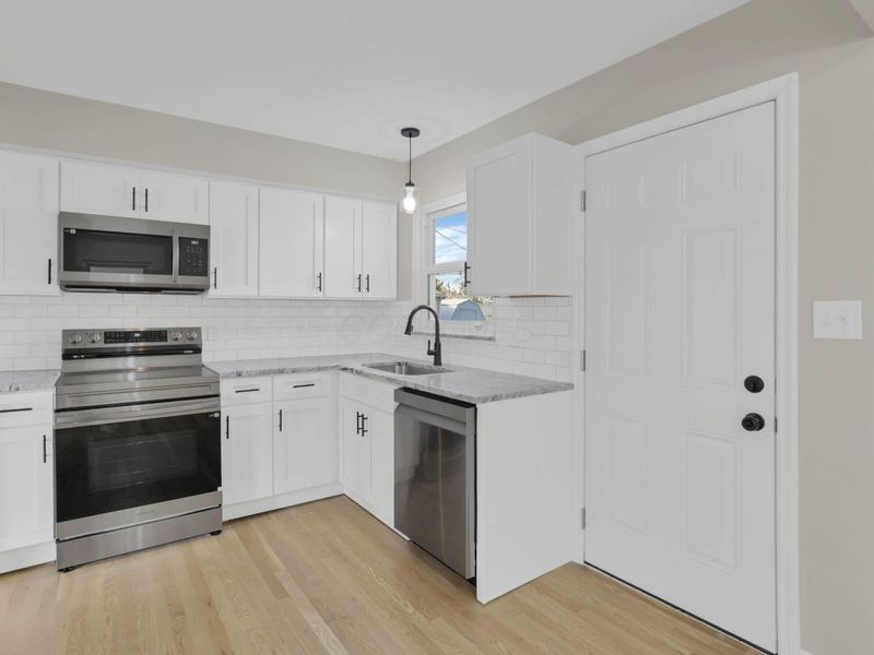 389 Deerfield Road, Columbus, OH 43228 Photo 9