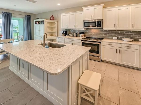 6954 Avalon CIR, Unit 707, NAPLES, FL 34112