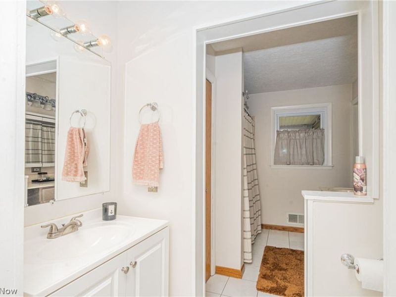 375 Sleepy Hollow Drive, Canfield, OH 44406 Photo 12