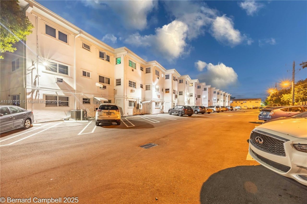 161 NE 10th Ave , Unit 15A, Hallandale Beach, FL 33009 Photo