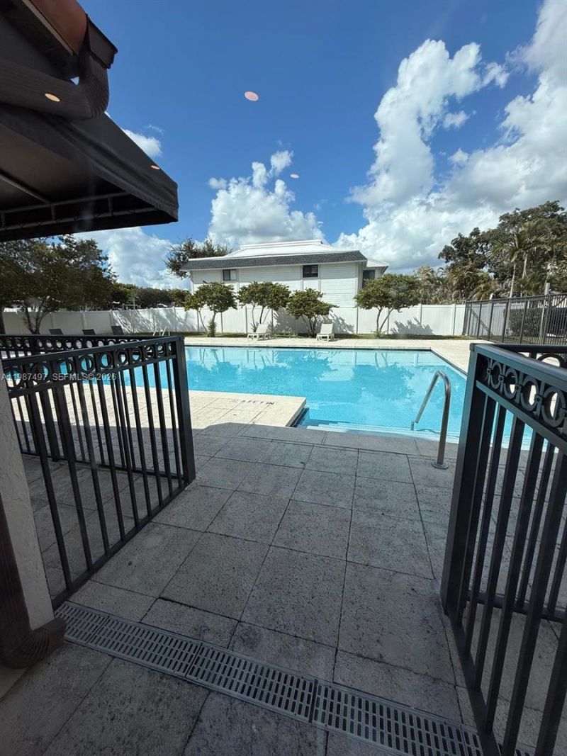 6045 NW 186th St, Unit 115, Hialeah, FL 33015 Photo