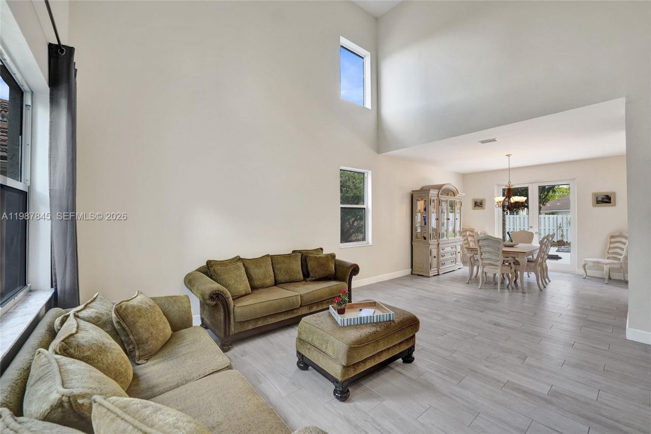 484 Cambridge Dr , Weston, FL 33326 Photo