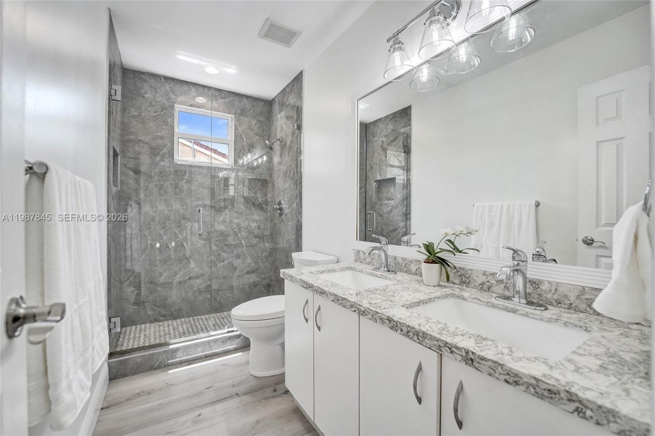 484 Cambridge Dr , Weston, FL 33326 Photo