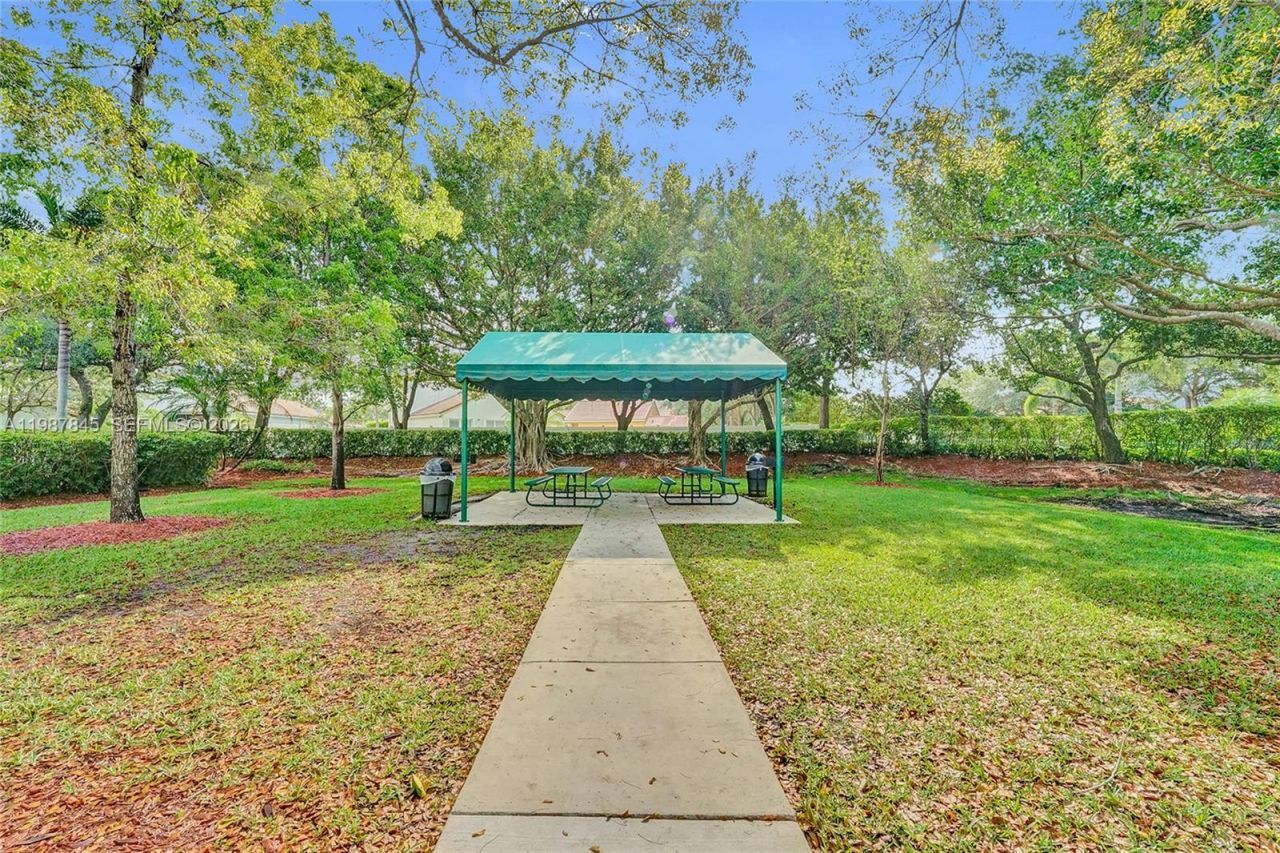 484 Cambridge Dr , Weston, FL 33326 Photo