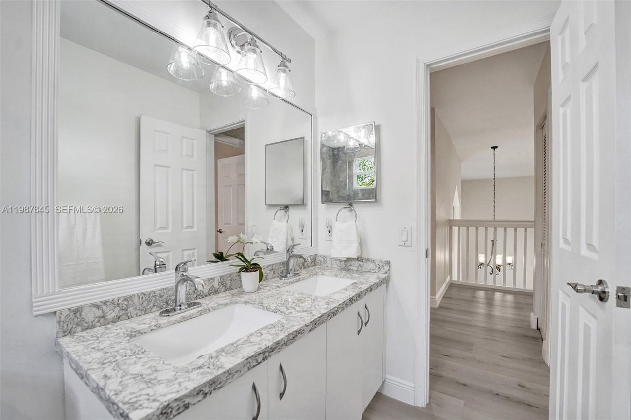 484 Cambridge Dr , Weston, FL 33326 Photo