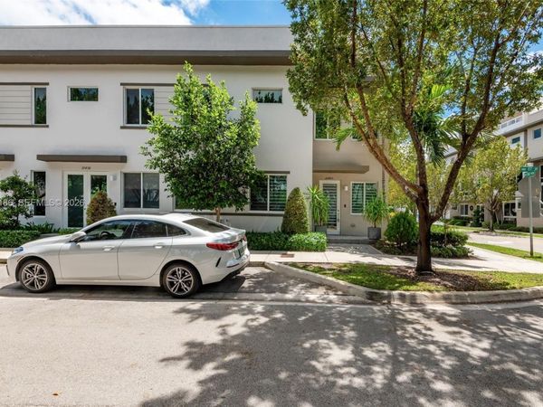 10460 NW 67th St, Doral, FL 33178