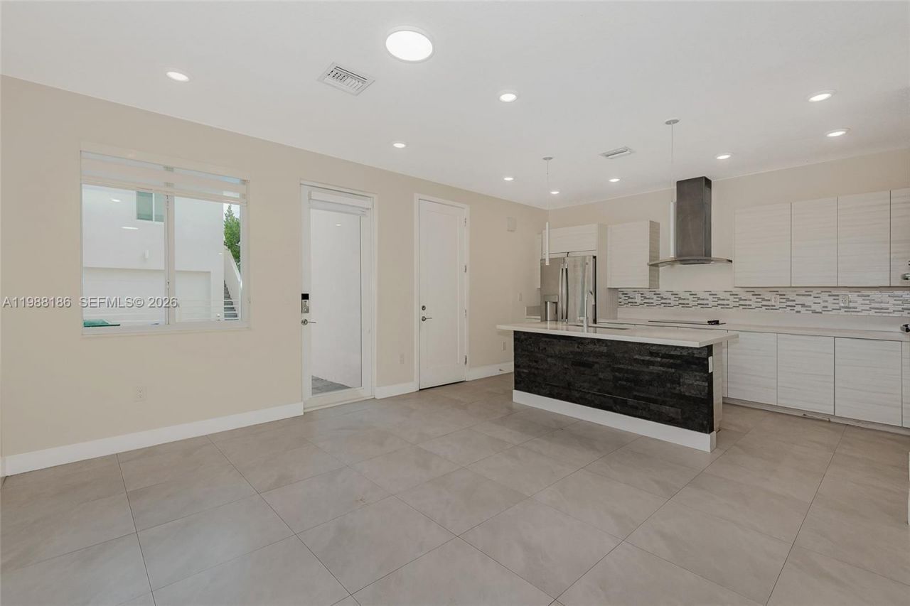 10460 NW 67th St, Doral, FL 33178 Photo