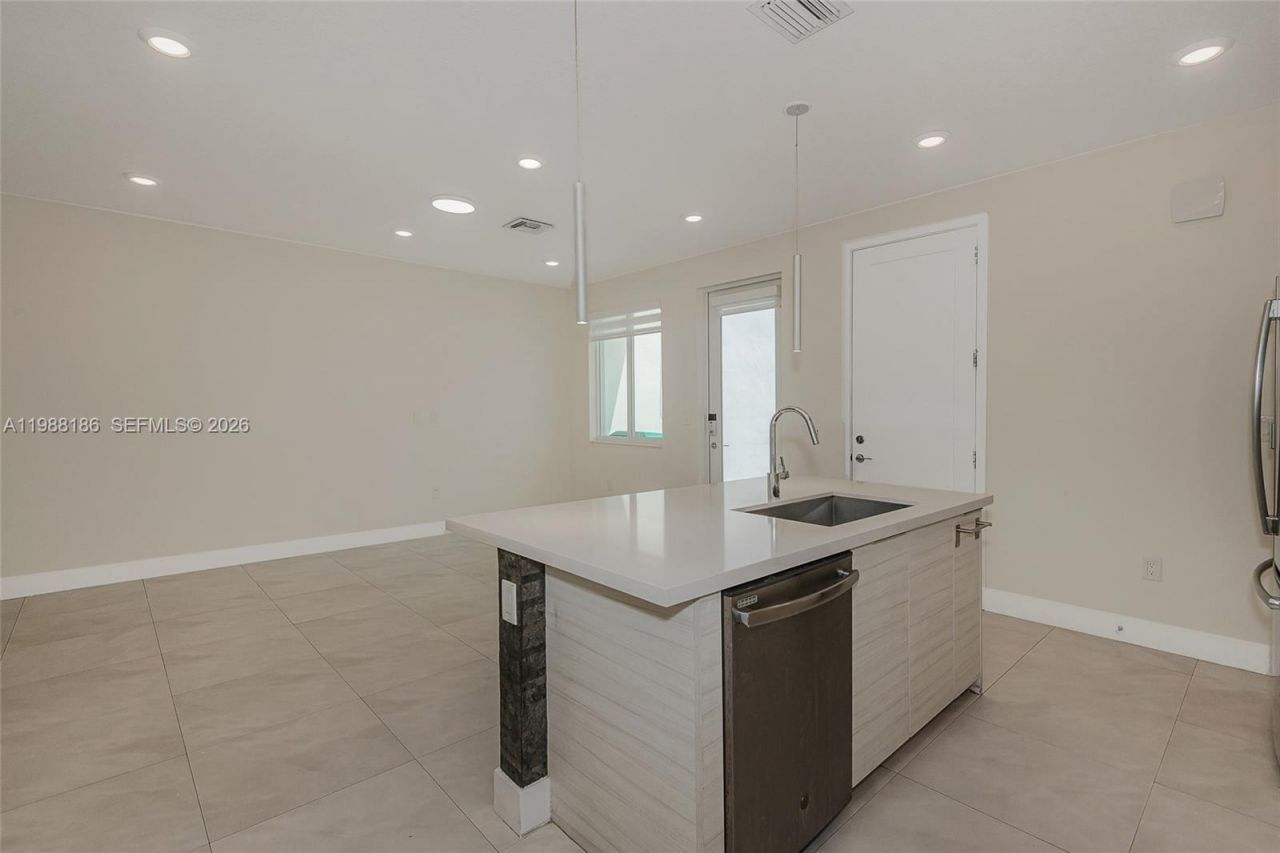 10460 NW 67th St, Doral, FL 33178 Photo