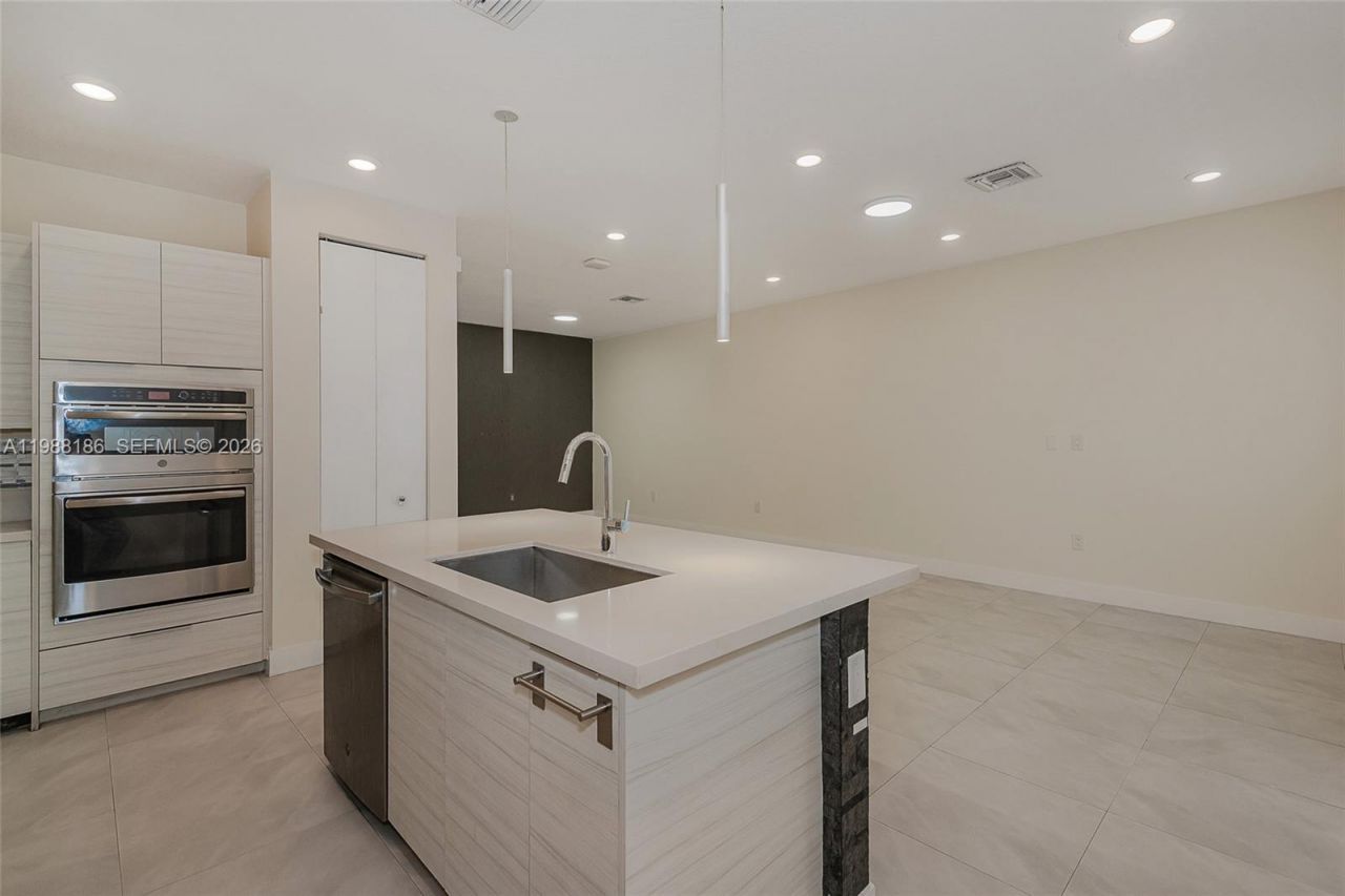 10460 NW 67th St, Doral, FL 33178 Photo
