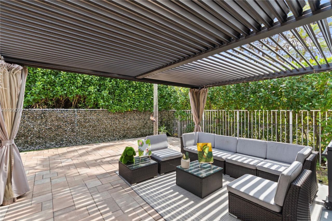 1500 Canary Island Dr , Weston, FL 33327 Photo