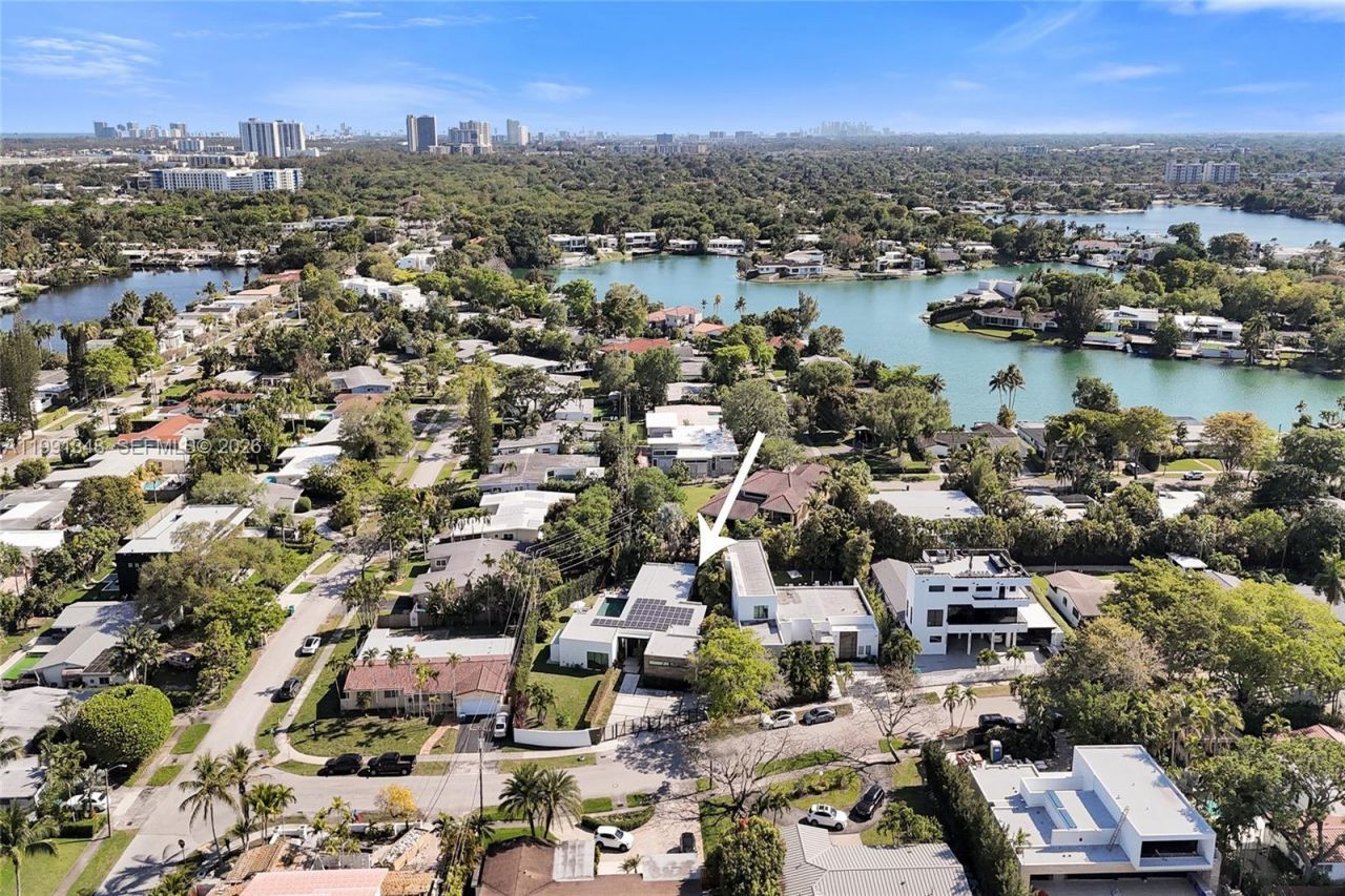 2120 NE 197th Ter, Miami, FL 33179 Photo