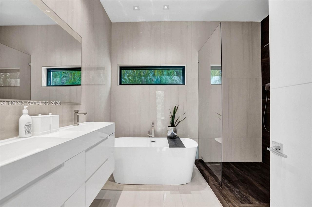 2120 NE 197th Ter, Miami, FL 33179 Photo