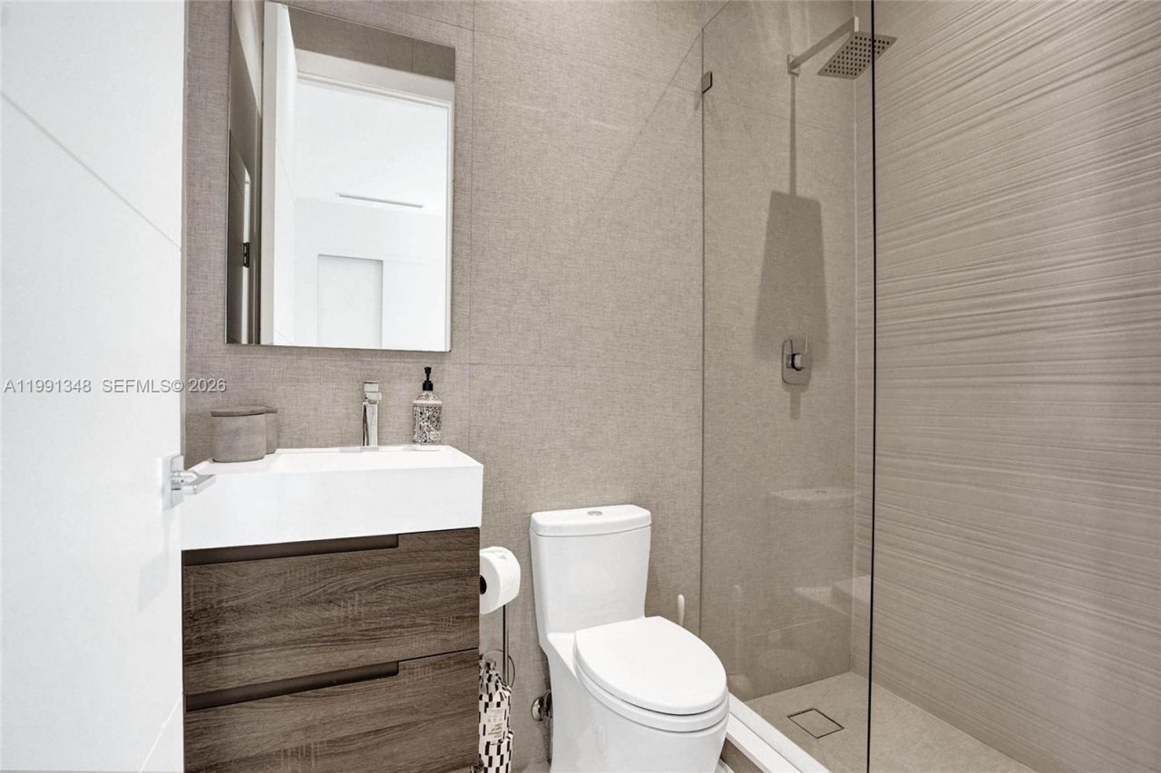 2120 NE 197th Ter, Miami, FL 33179 Photo