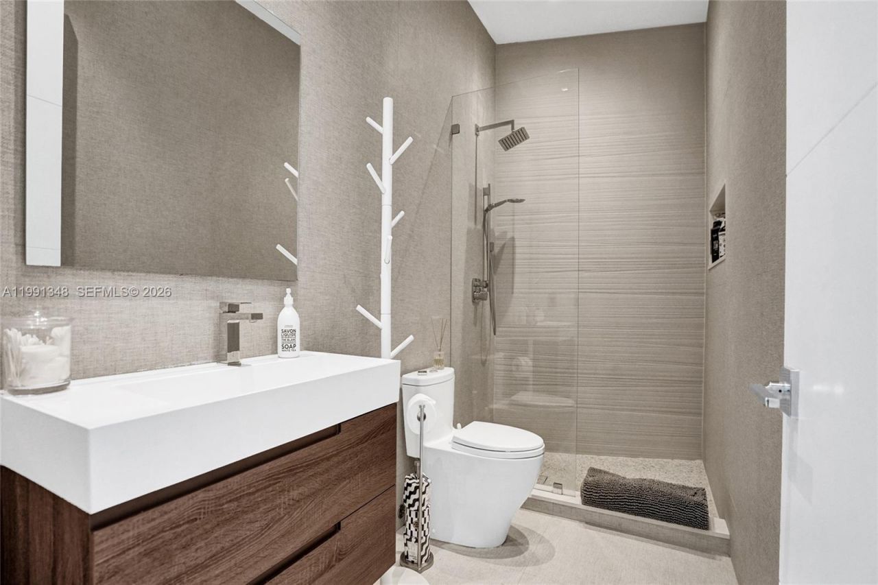 2120 NE 197th Ter, Miami, FL 33179 Photo