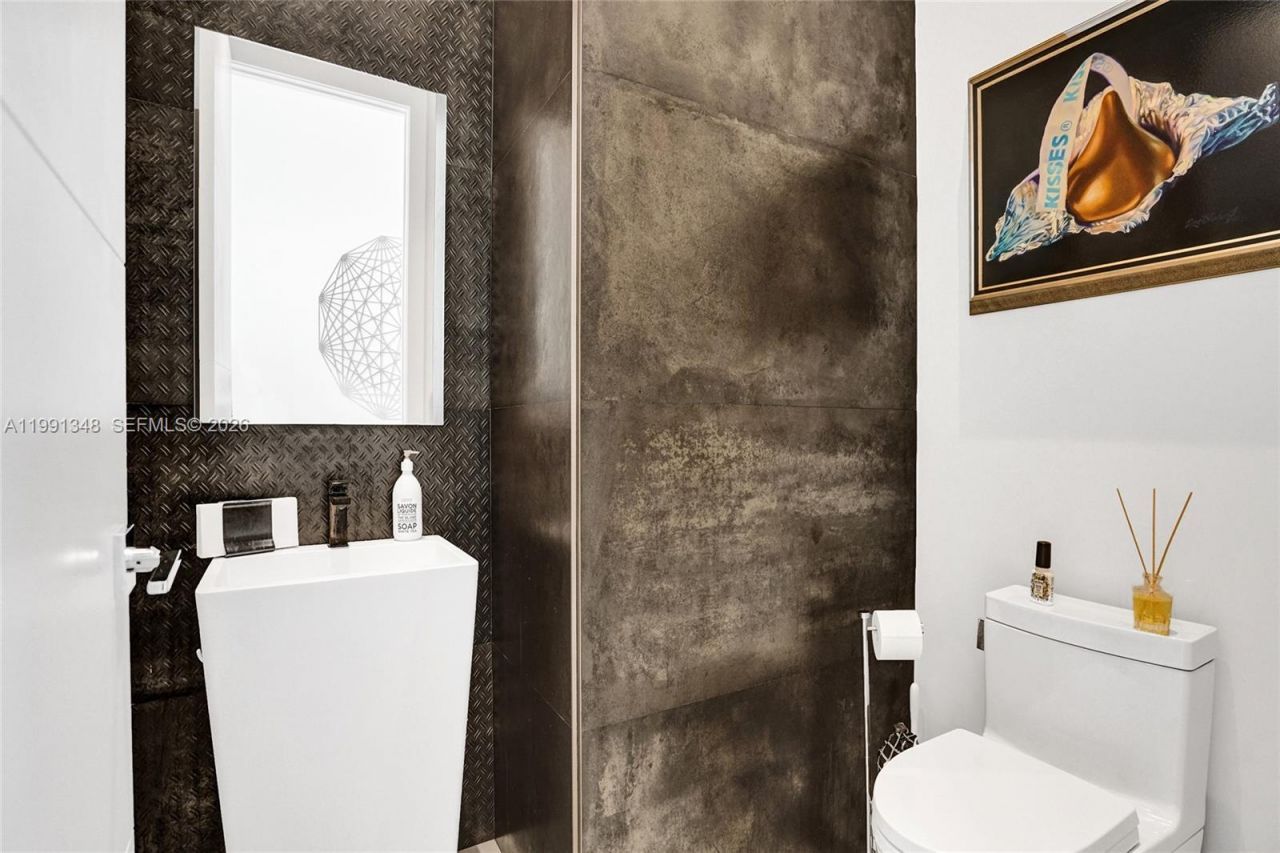 2120 NE 197th Ter, Miami, FL 33179 Photo