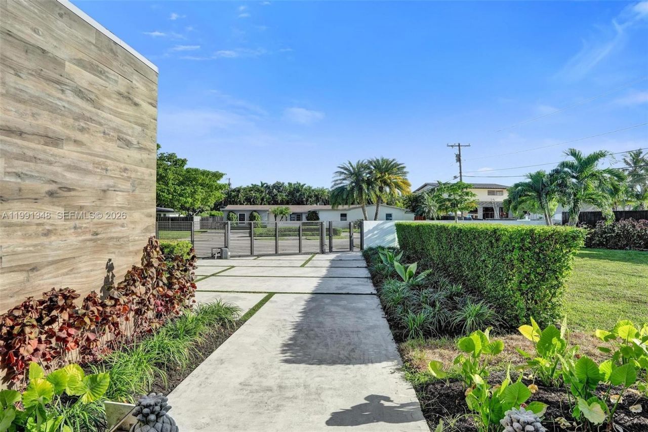2120 NE 197th Ter, Miami, FL 33179 Photo