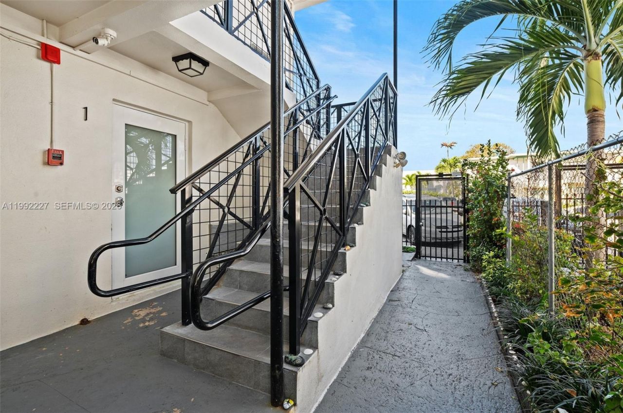 7315 Byron Ave , Unit 10, Miami Beach, FL 33141 Photo