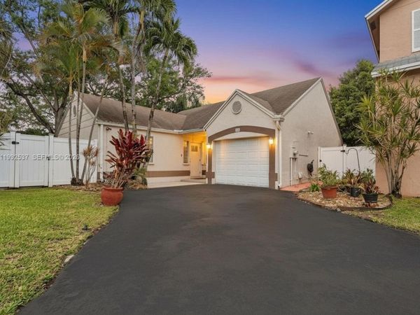 371 NW 101st Ter, Pembroke Pines, FL 33026