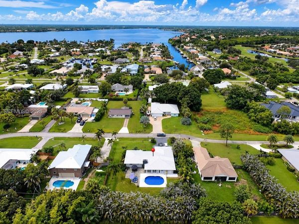 2497 NW South Manor Ave, Stuart, FL 34994