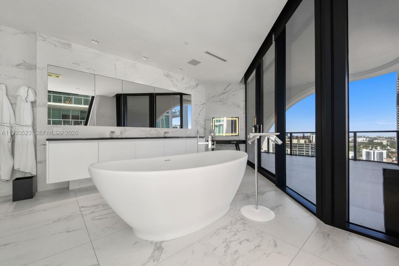 1000 Biscayne Blvd , Unit 2702, Miami, FL 33132 Photo