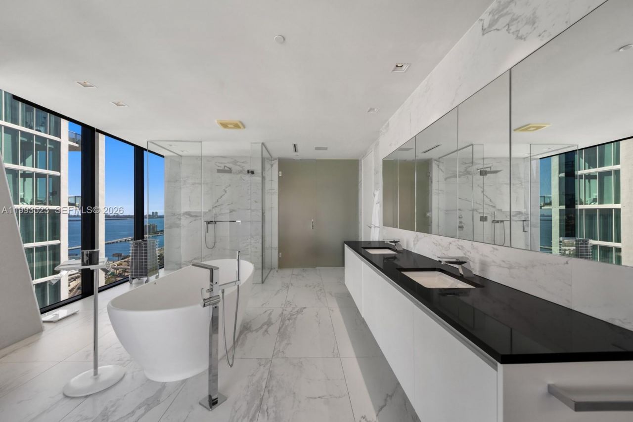 1000 Biscayne Blvd , Unit 2702, Miami, FL 33132 Photo