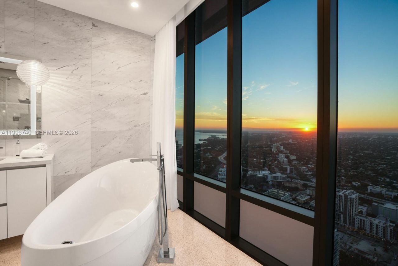 1000 Brickell Plz, Unit UPH6202, Miami, FL 33131 Photo