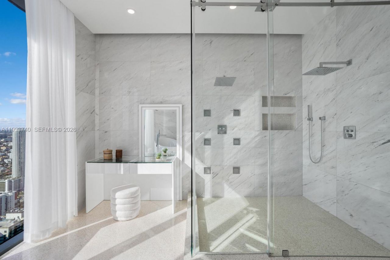 1000 Brickell Plz, Unit UPH6202, Miami, FL 33131 Photo