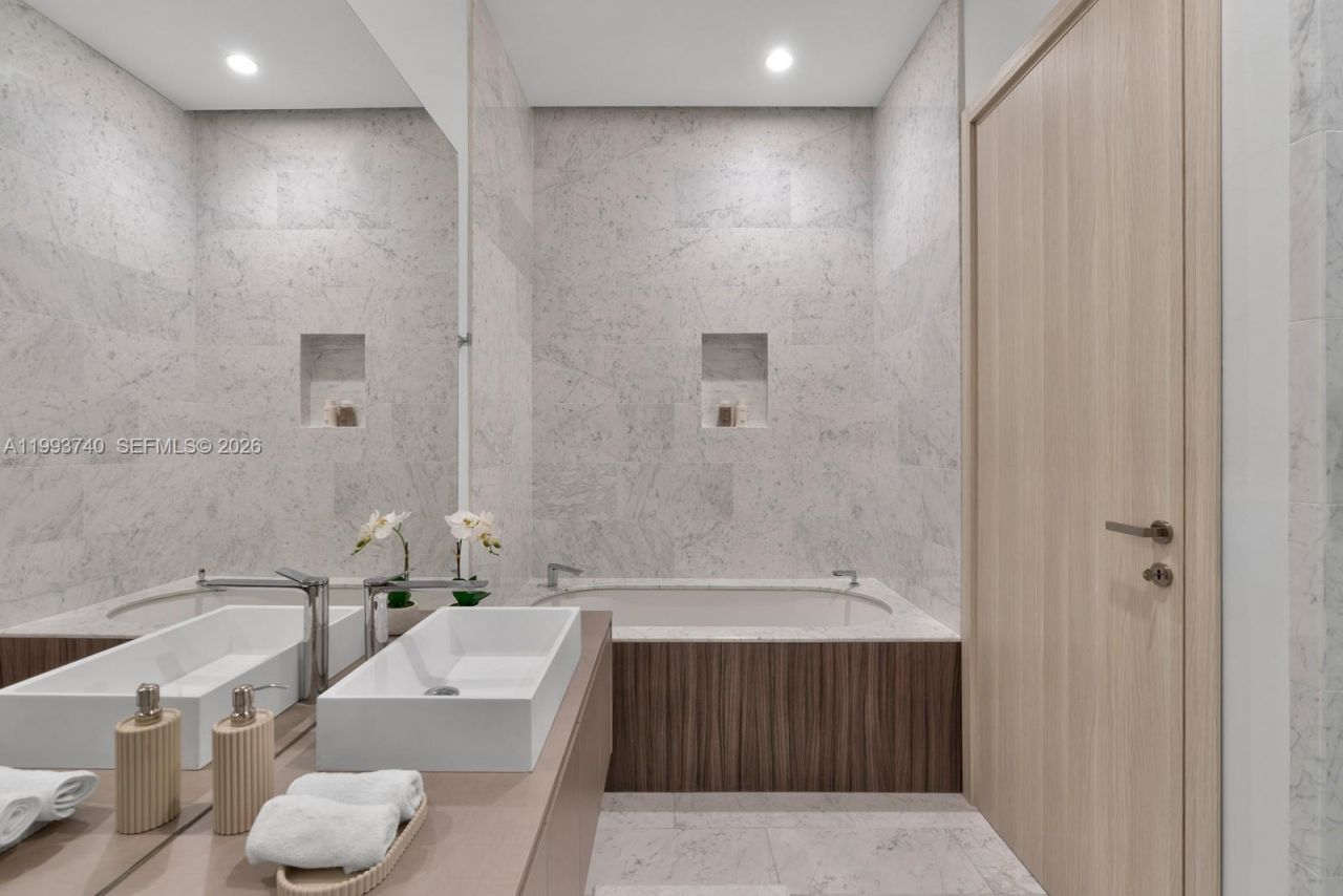 1000 Brickell Plz, Unit UPH6202, Miami, FL 33131 Photo