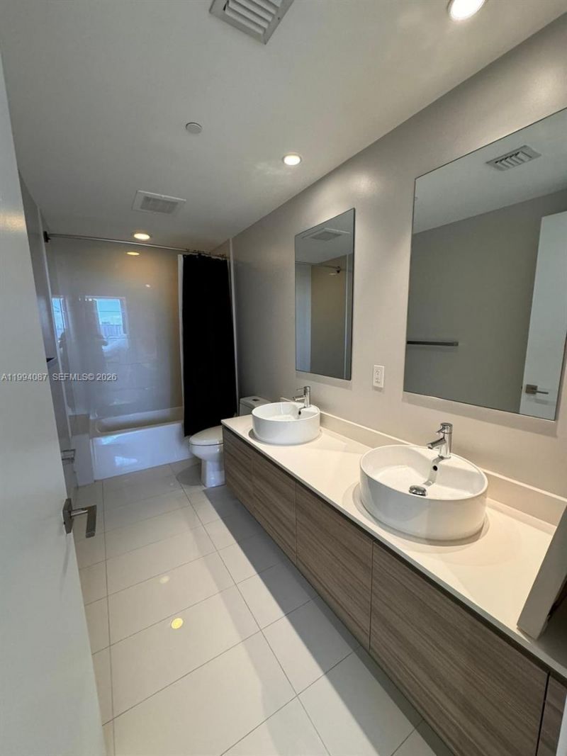 121 NE 34th St, Unit 807, Miami, FL 33137 Photo