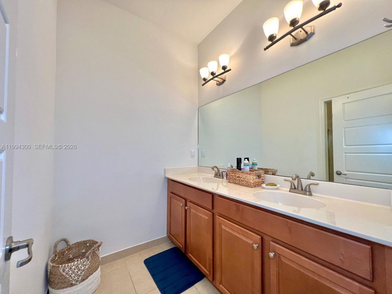 649 NE 191st St , Miami, FL 33179 Photo