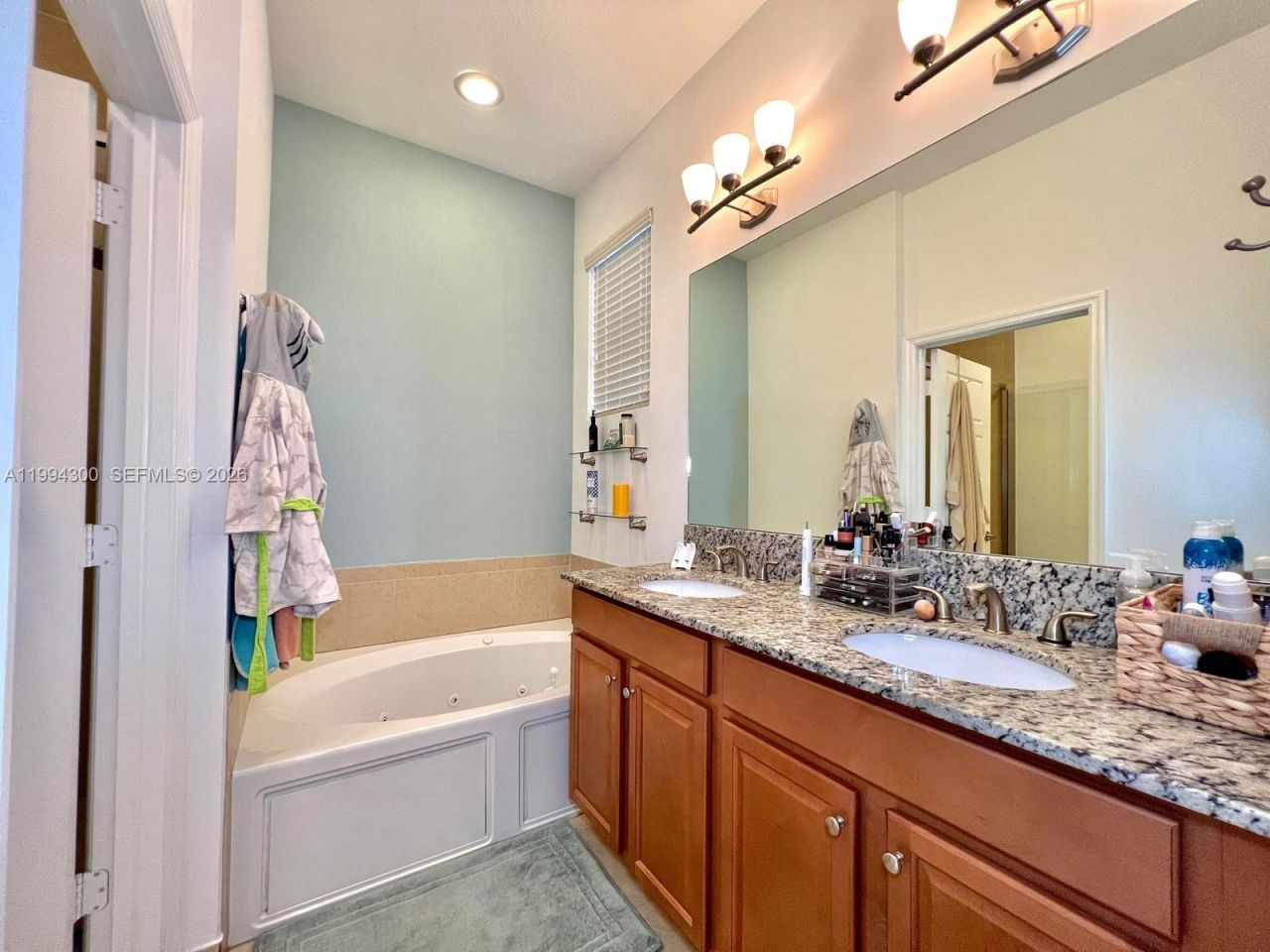 649 NE 191st St , Miami, FL 33179 Photo